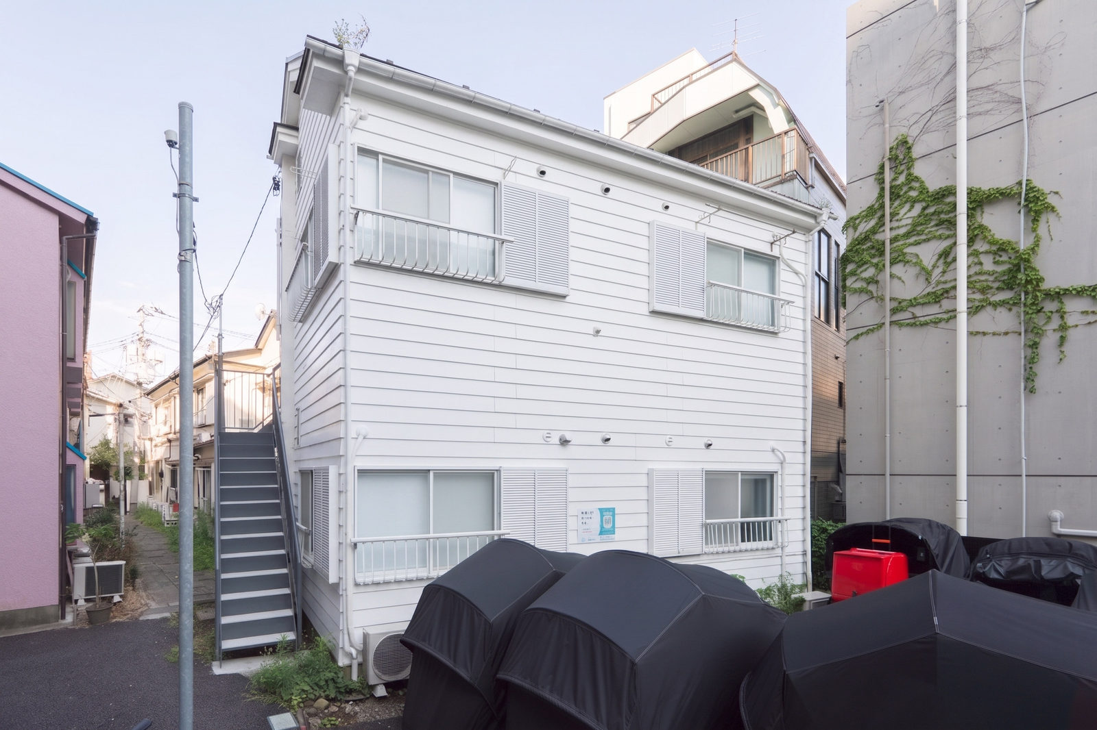 白い外壁の建物が当ホテルです